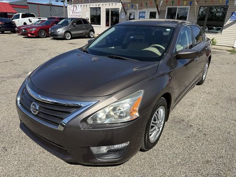 Used 2015 Nissan Altima 2.5 S w/ Power Driver Seat Package FWD image 2