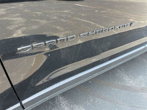 Used 2023 Jeep Grand Cherokee L Limited w/ Black Appearance Package image 32