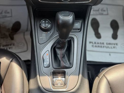 Used 2019 Jeep Cherokee Trailhawk w/ Cold Weather Group AWD/4WD image 16