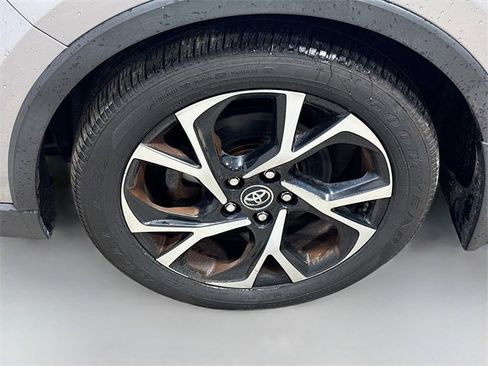 Used 2018 Toyota C-HR XLE image 28