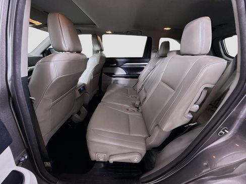 Used 2018 Toyota Highlander XLE image 25