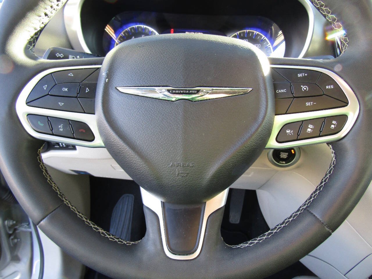 Used 2024 Chrysler Pacifica Touring-L FWD image 18