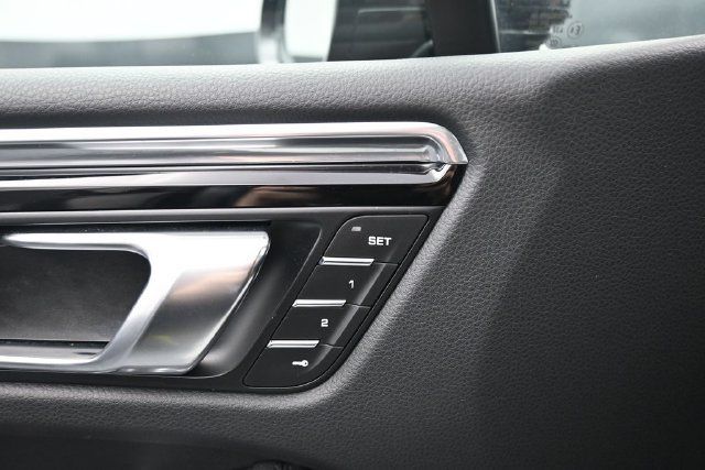 Used 2025 Porsche Macan AWD/4WD image 13
