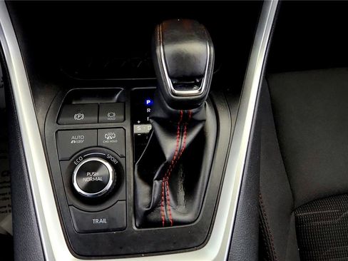 Certified 2022 Toyota RAV4 SE image 40