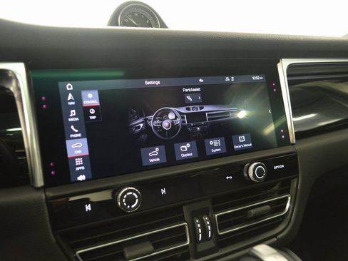 Certified 2025 Porsche Macan AWD/4WD image 28