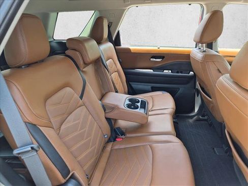Used 2024 Nissan Pathfinder Platinum w/ Black Appearance Package FWD image 17