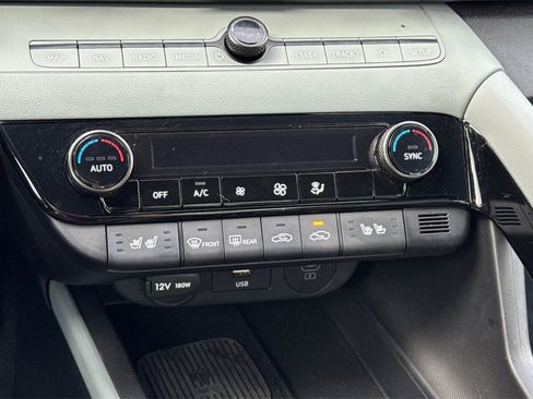 Used 2025 Hyundai Elantra Limited image 24