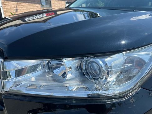 Used 2019 Toyota Highlander XLE AWD/4WD image 16