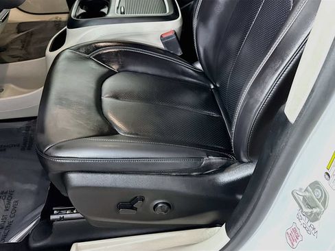 Used 2023 Chrysler Pacifica Touring-L FWD image 23