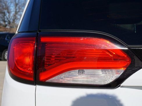 Used 2017 Chrysler Pacifica Touring-L w/ Tire & Wheel Group image 15