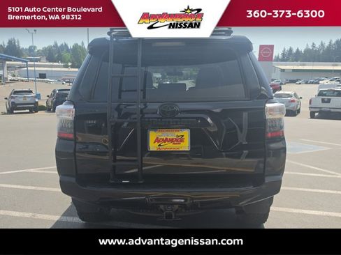 Used 2018 Toyota 4Runner SR5 AWD/4WD image 4