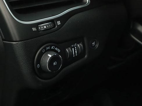 Used 2023 Jeep Cherokee Trailhawk w/ Sun & Sound Group AWD/4WD image 9