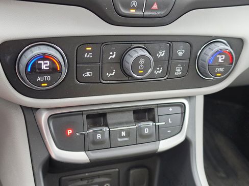 Used 2024 GMC Terrain SLE w/ Driver Convenience Package image 17