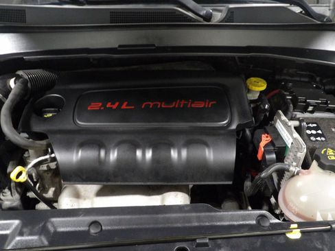 Used 2018 Jeep Compass Latitude w/ Cold Weather Group FWD image 18