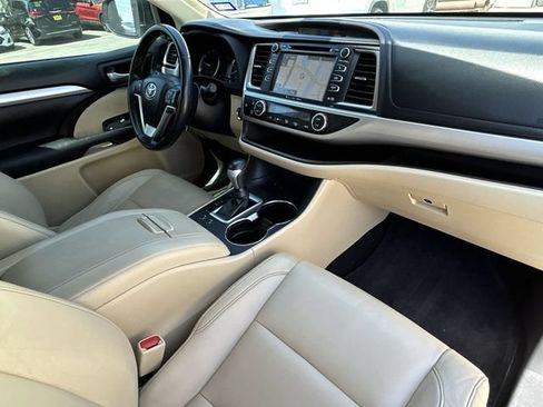 Used 2018 Toyota Highlander XLE FWD image 13