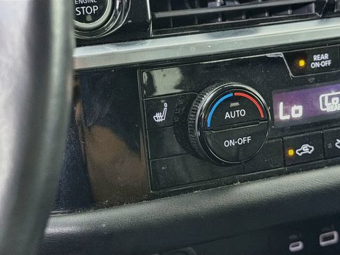 Used 2022 Nissan Pathfinder SL FWD image 23