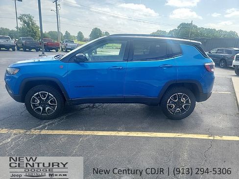 Used 2025 Jeep Compass Trailhawk AWD/4WD image 2