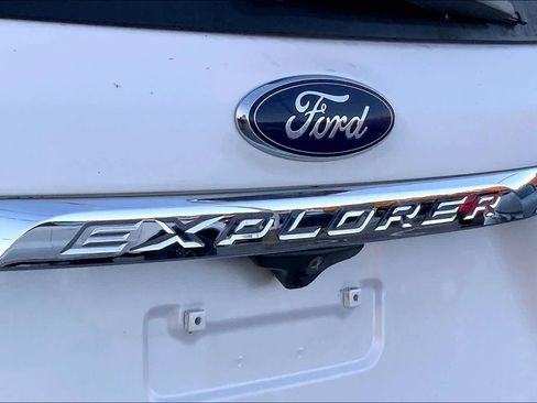 Used 2018 Ford Explorer XLT w/ Equipment Group 202A image 9