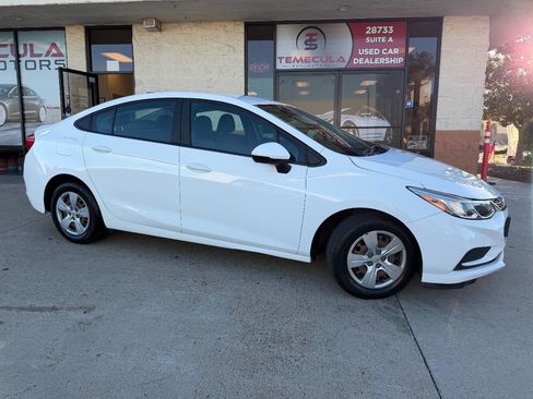 Used 2018 Chevrolet Cruze LS image 5