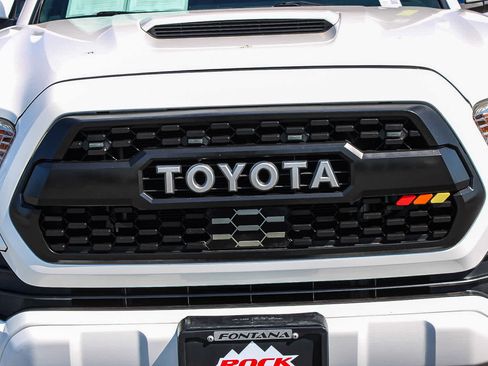 Used 2020 Toyota Tacoma TRD Sport w/ Technology Package AWD/4WD image 5