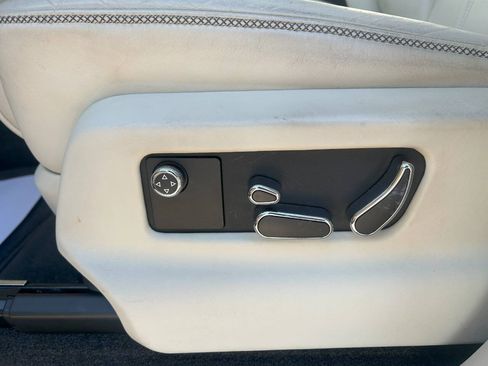 Used 2019 Bentley Bentayga image 27