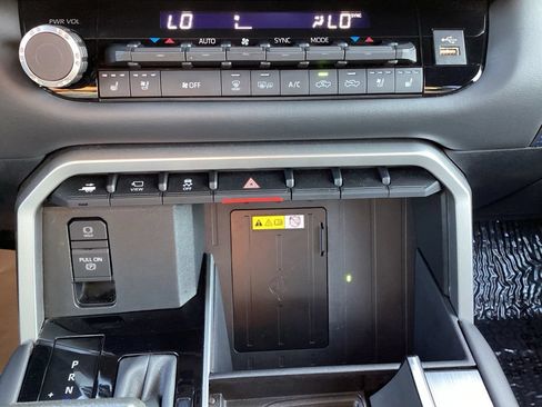 Used 2024 Toyota Tundra Platinum AWD/4WD image 18
