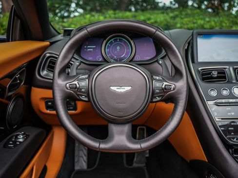 Used 2023 Aston Martin DB11 Volante RWD image 24