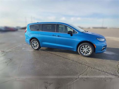 New 2026 Chrysler Pacifica Limited image 15