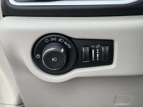 Used 2024 Chrysler Pacifica Touring-L FWD image 21
