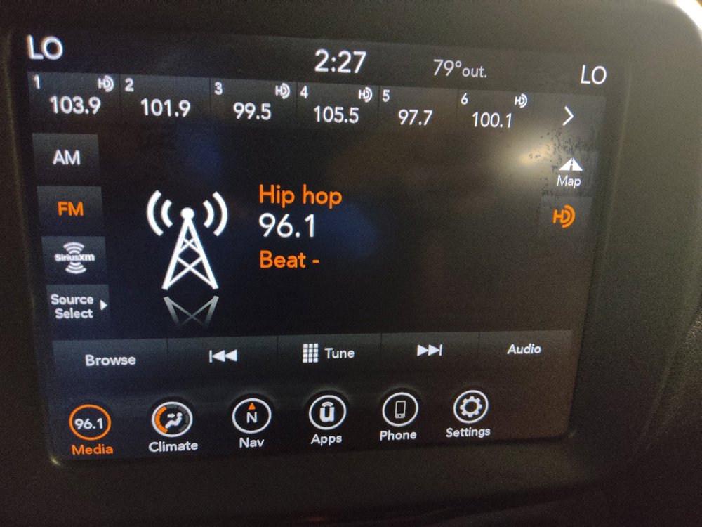 Used 2020 Jeep Renegade Latitude w/ UConnect 8.4 Nav Group FWD image 25