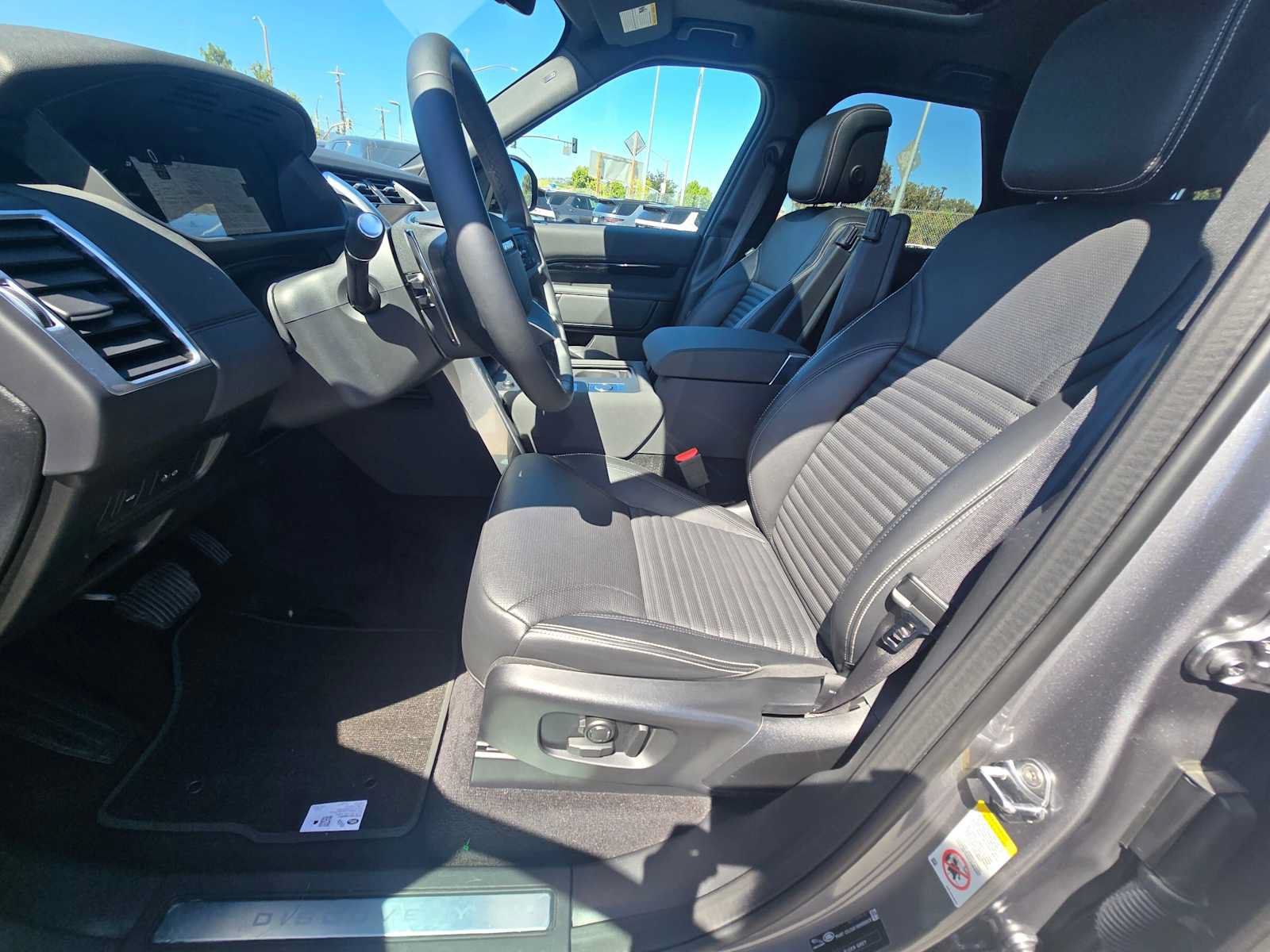Used 2025 Land Rover Discovery S AWD/4WD image 24