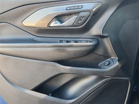 Used 2023 GMC Terrain SLT image 24