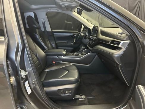Used 2022 Toyota Highlander XLE AWD/4WD image 12