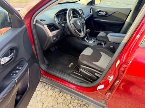 Used 2016 Jeep Cherokee Sport image 11