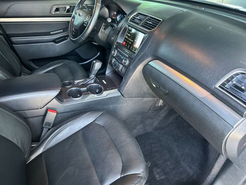 Used 2018 Ford Explorer XLT w/ Equipment Group 202A FWD image 17