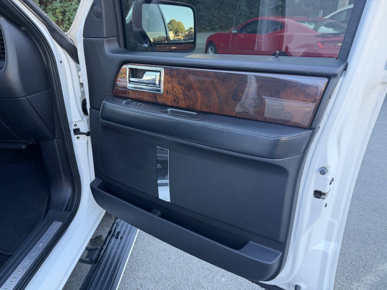 Used 2015 Lincoln Navigator 2WD image 21