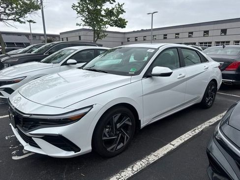 Used 2025 Hyundai Elantra Limited FWD image 6