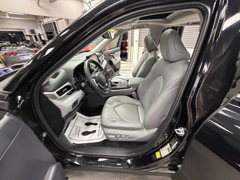 Used 2022 Toyota Highlander XLE image 59