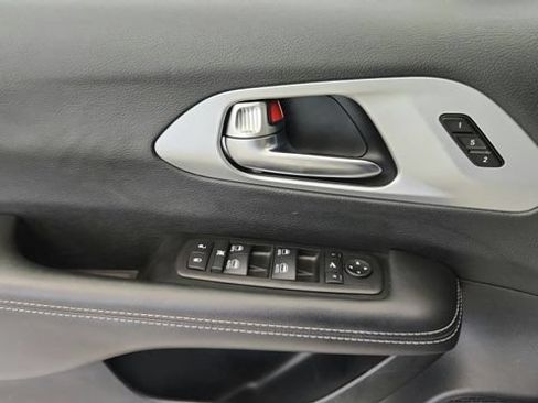 Used 2025 Chrysler Pacifica Limited FWD image 22