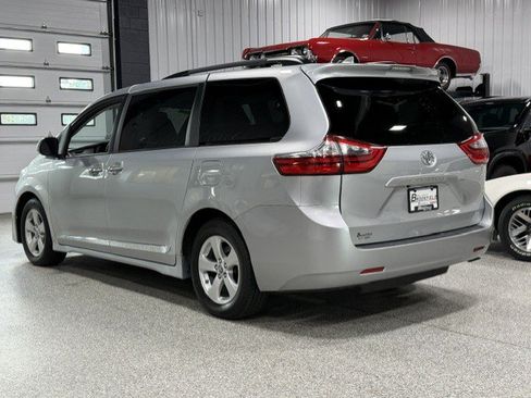 Used 2020 Toyota Sienna LE w/ LE Preferred Package FWD image 3