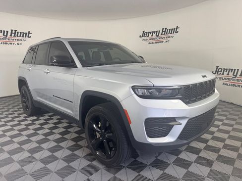 Used 2023 Jeep Grand Cherokee Altitude RWD image 6