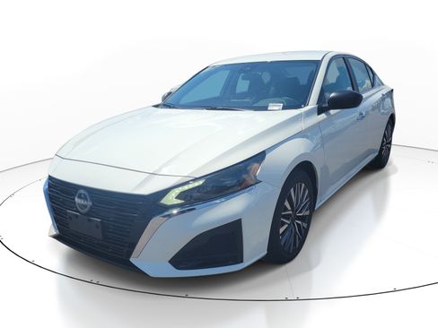Used 2025 Nissan Altima 2.5 SV FWD image 3