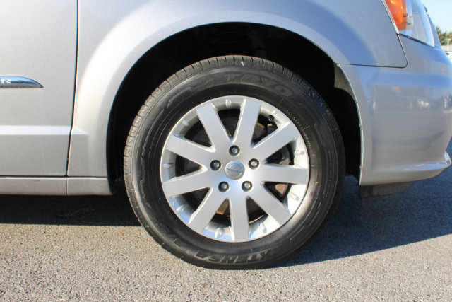 Used 2016 Chrysler Town & Country Touring FWD image 33