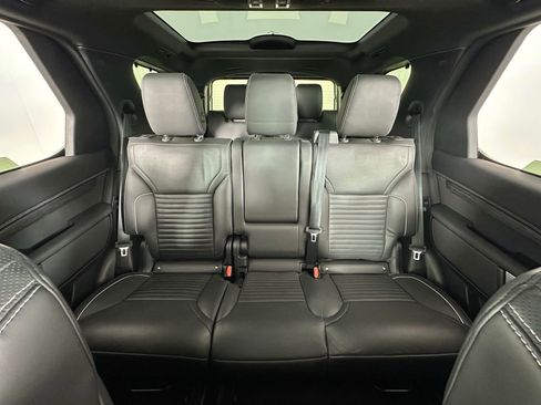 Used 2023 Land Rover Discovery Metropolitan Edition image 4