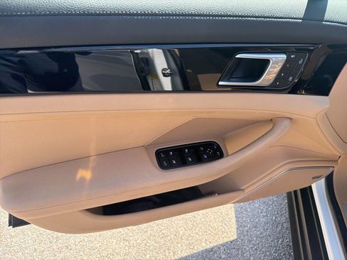 Used 2022 Porsche Panamera image 34