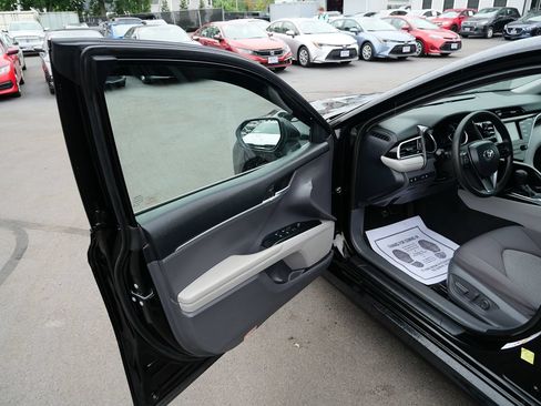 Used 2018 Toyota Camry LE FWD image 16