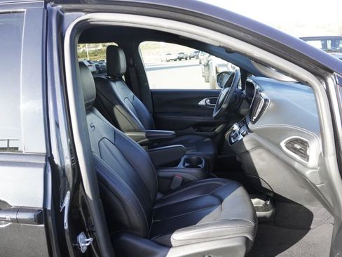 Used 2022 Chrysler Pacifica Touring-L w/ Uconnect Theater Family Group FWD image 20