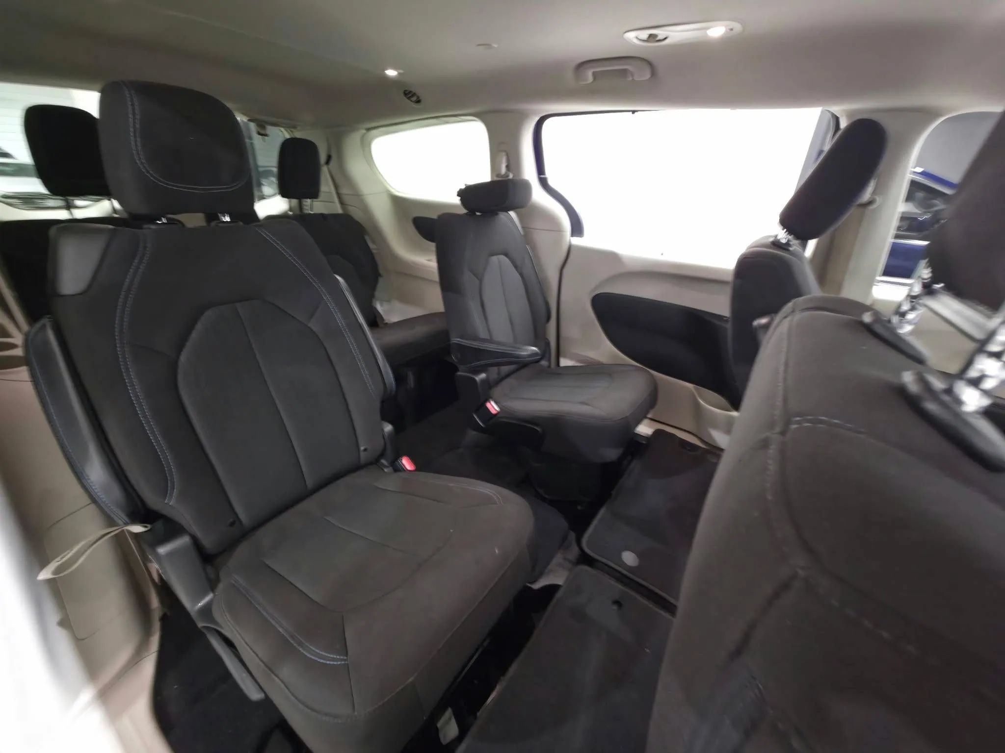 Used 2021 Chrysler Pacifica Touring w/ Cold Weather Group FWD image 17