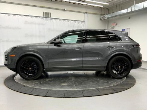 Used 2025 Porsche Cayenne image 2