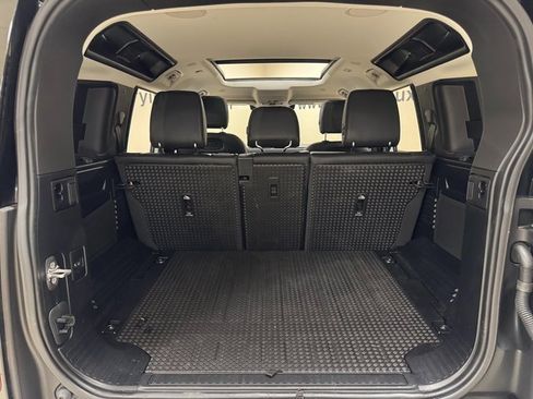 Used 2022 Land Rover Defender 110 SE image 25